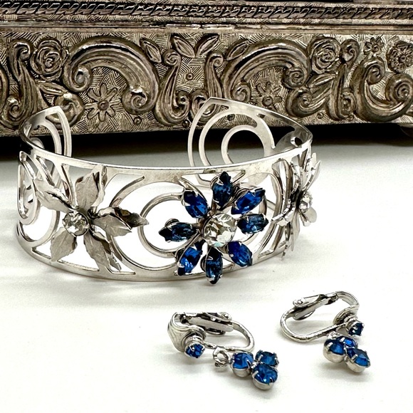 Vintage Sapphire Blue Rhinestone Bracelet & Earrings - Picture 10 of 13